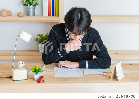 願書を確認する受験生 願書を確認する受験生 29649700