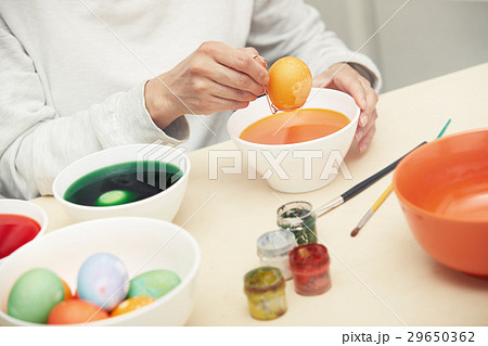 Woman preparing Easter eggs 29650362