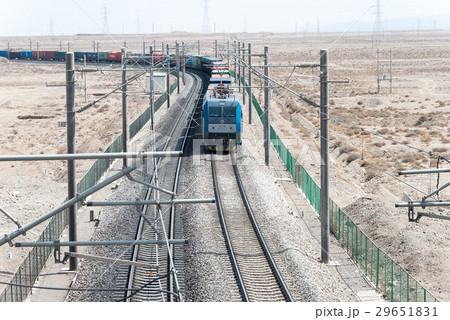 シルクロード河西回廊を走る貨物列車 中国・甘粛省嘉峪関市 29651831