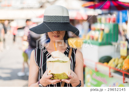 woman hold a coconut 29652145