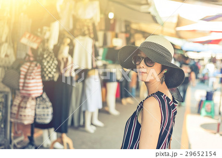 woman traveling and shopping 29652154