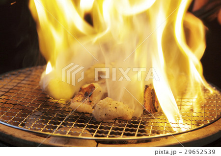 ホルモン焼き　七輪で網焼き 29652539