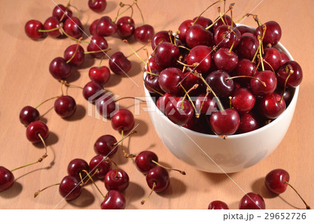 Red cherries in a bowl 29652726
