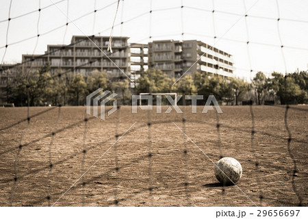 誰もいないグラウンドとサッカーボール 誰もいないグラウンドとサッカーボール 29656697