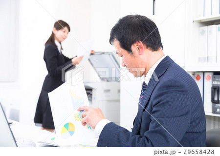 プリンターを使う女性社員　男性社員　ビジネスマン　OL　会社員　上司と部下　 29658428
