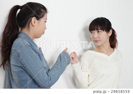 友情を交わしている女性 友情を交わしている女性 29658559