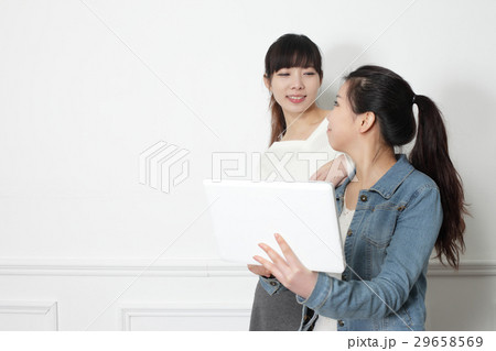友情を交わしている女性 友情を交わしている女性 29658569