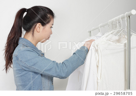 買い物をする女性 29658705