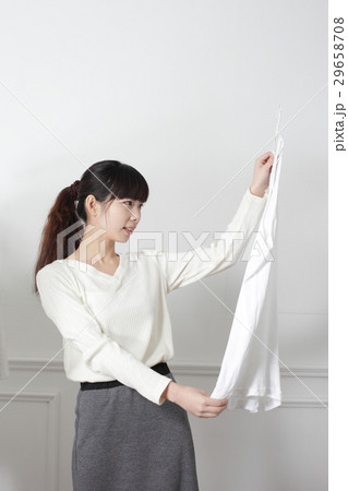 買い物をする女性 29658708