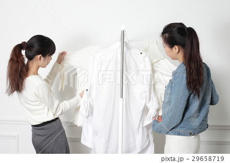 買い物をする女性 29658719