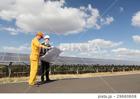 Executives talk to engineers about the solar Executives talk to engineers about the solar 29660608