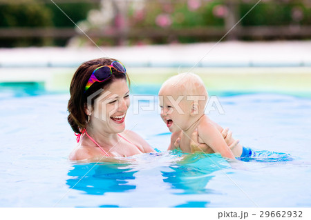 Mother and baby in swimming pool Mother and baby in swimming pool 29662932