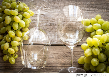 White wine with bunch of grape 29663699
