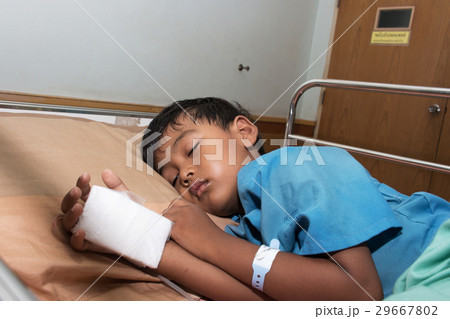 Little boy sick with saline intravenous Little boy sick with saline intravenous 29667802