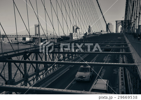 Brooklyn Bridge with traffic 29669538