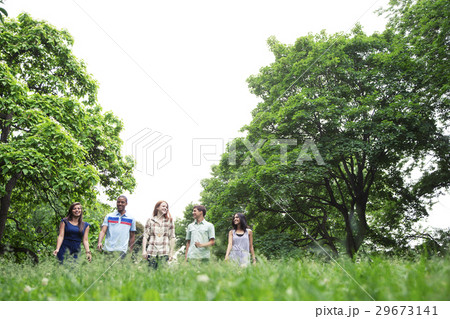 Teenage friends spending time together 29673141