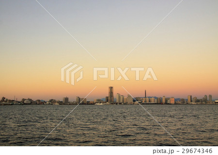 朝焼けの富士山とランドマークタワー 29674346