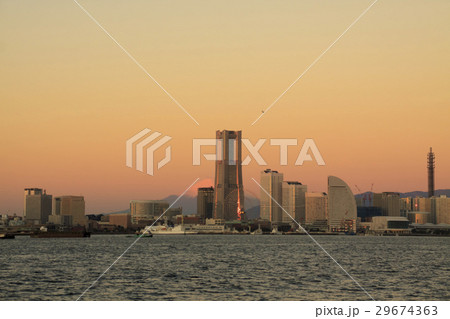 朝焼けの富士山とランドマークタワー 29674363