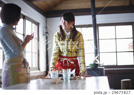 食事の準備をする女性 食事の準備をする女性 29675827
