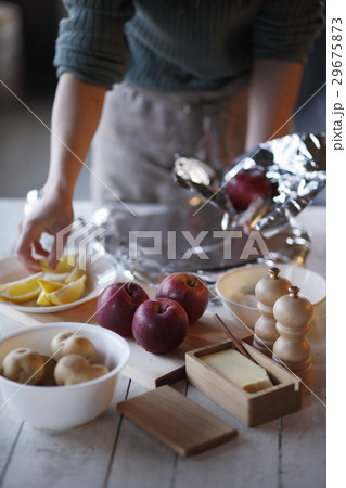 焼きリンゴ作り 29675873