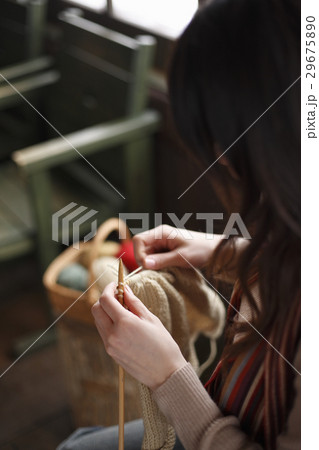 編み物をする女性 編み物をする女性 29675890