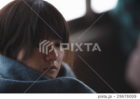 ショールにくるまる女性 29676009