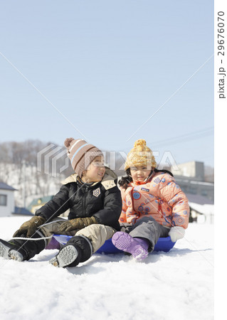 そりで遊ぶ子供たち 29676070