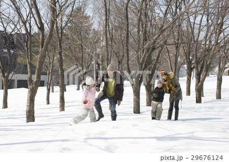 雪原で遊ぶ家族 29676124