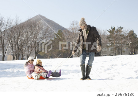 そりで遊ぶ父子 29676130