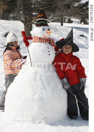 雪だるまと子供たち 29676168