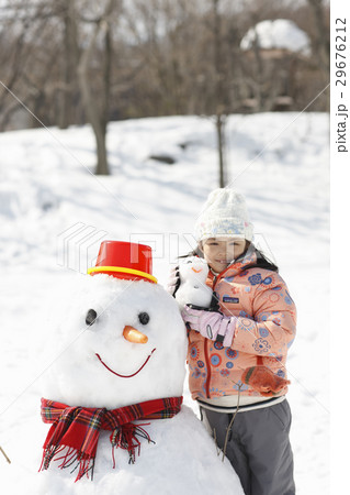 雪だるまと少女 雪だるまと少女 29676212