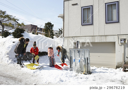 除雪する家族 除雪する家族 29676219
