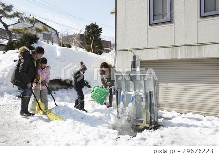 除雪する家族 除雪する家族 29676223