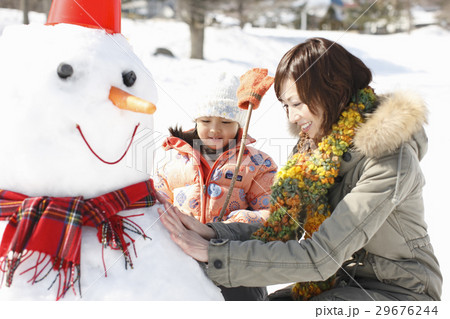 雪だるまを作る母子 雪だるまを作る母子 29676244