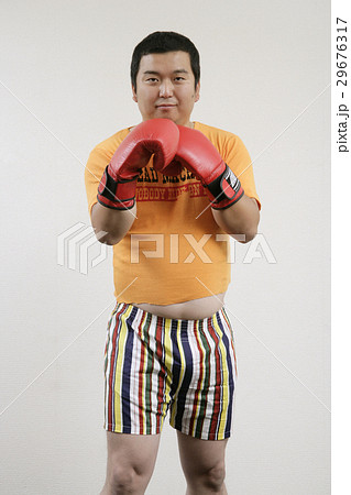 ファイティングポーズをとる男性 ファイティングポーズをとる男性 29676317