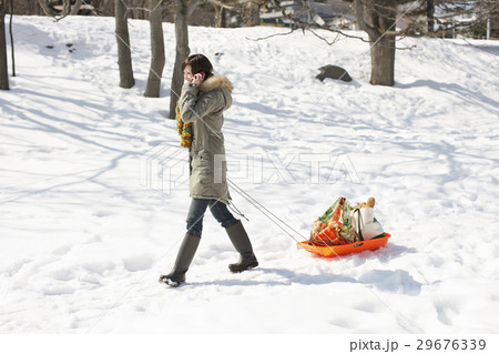 そりで荷物を運ぶ女性 そりで荷物を運ぶ女性 29676339