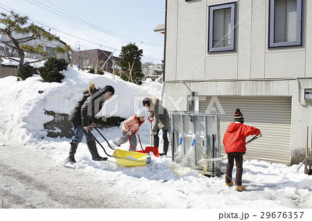 除雪する家族 29676357