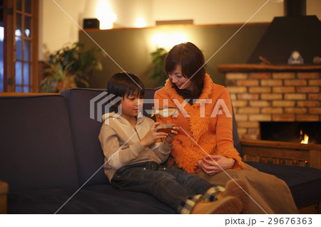 模型を見る母子 模型を見る母子 29676363