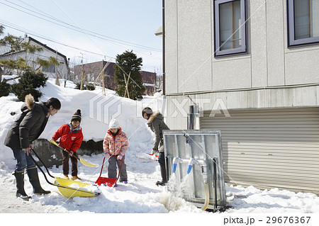 除雪する家族 29676367