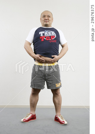 腹部を触る男性 腹部を触る男性 29676375