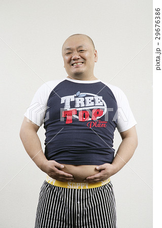 腹部を触る男性 29676386
