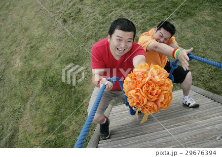 遊具に登る男性 29676394