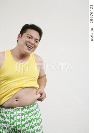腹部をつまむ男性 29676423