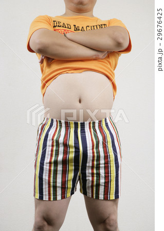 腹部を出した男性 29676425