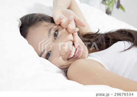横たわる若い女性 29676534