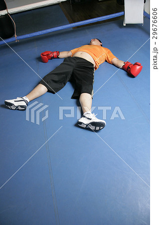 倒れこむ男性 倒れこむ男性 29676606