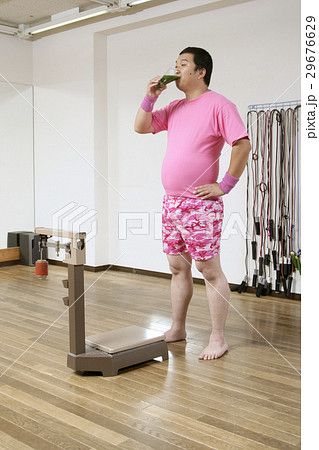 青汁を飲む男性 29676629