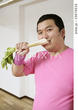 セロリを食べる男性 29676638