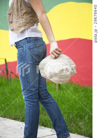 帽子を持った女性 29676640