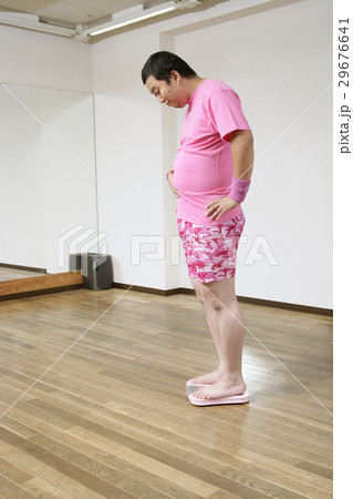 体重を測る男性 29676641